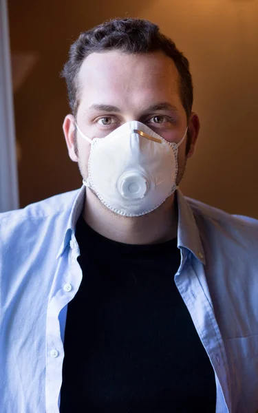 코로나 바이러스를 보호하는 의료용 마스크를 — 스톡 사진