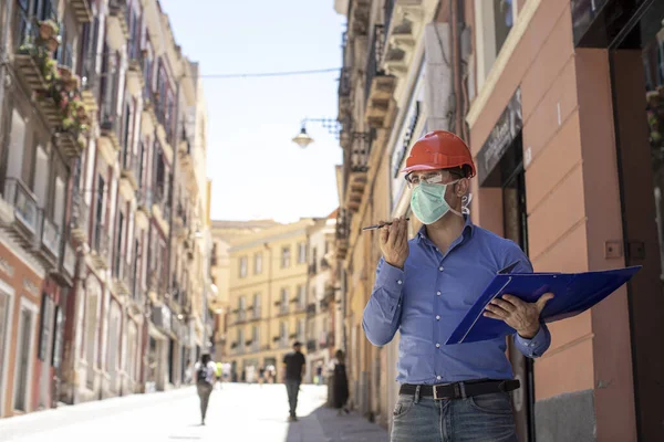 Man Protective Helmet Dressed Casual Ready Work — Stock Photo, Image