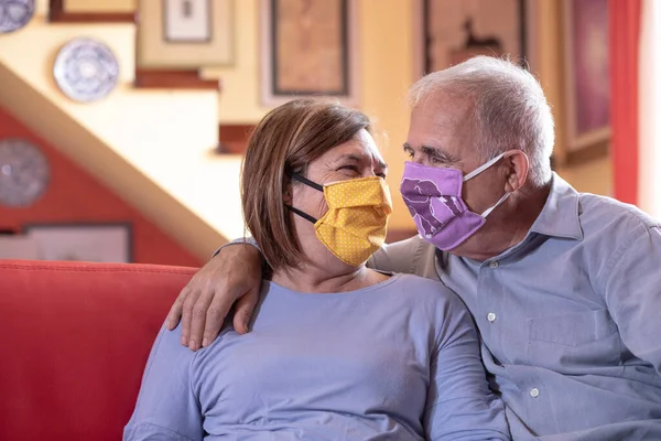 Elderly Couple Wearing Nice Face Masks Relaxes Sofa Home — Stock Photo, Image