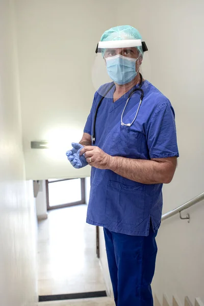 Porträtt Läkare Med Kirurgisk Mask Sjukhuskorridoren — Stockfoto