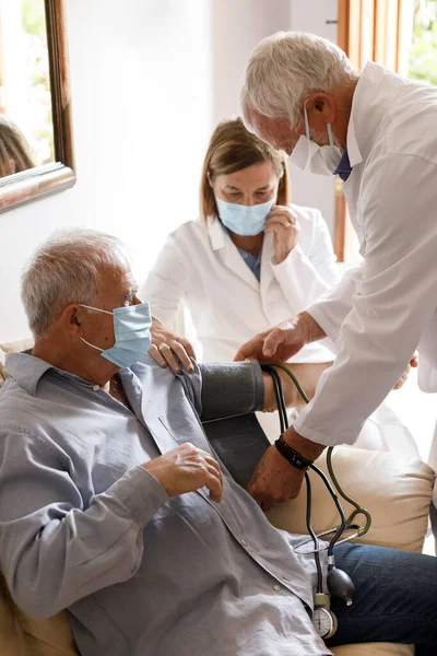 Los Médicos Están Examinando Paciente Anciano —  Fotos de Stock