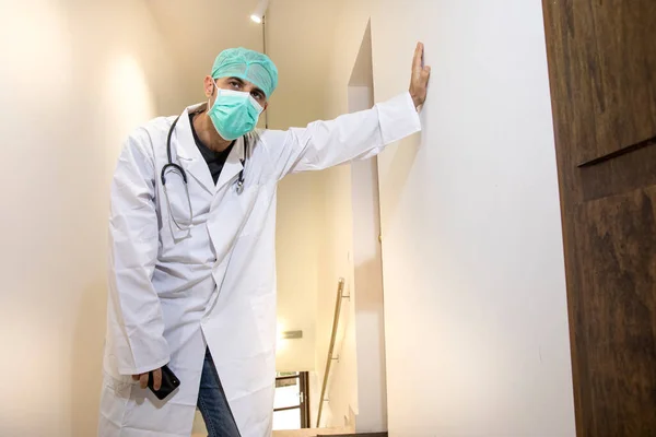 Beyaz Önlüklü Kulaklıklı Mat Arka Planda Izole Edilmiş Bir Hastanenin — Stok fotoğraf