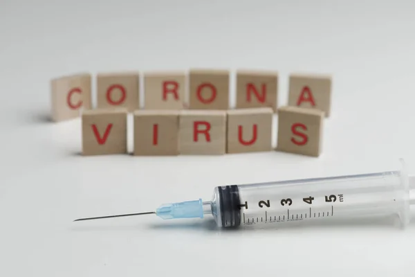 Escrito Corona Del Virus Con Letras Madera Con Una Jeringa — Foto de Stock