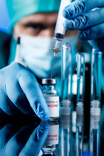Medico Con Tappi Medici Guanti Lattice Preleva Vaccino Covid Con — Foto Stock