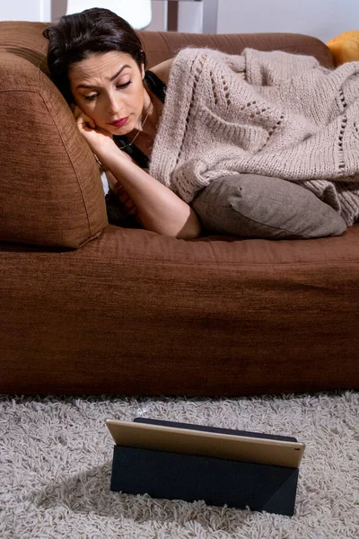 Güzel Esmer Kız Tabletinden Film Izliyor Evinin Kanepesine Rahatça Sığıyor — Stok fotoğraf