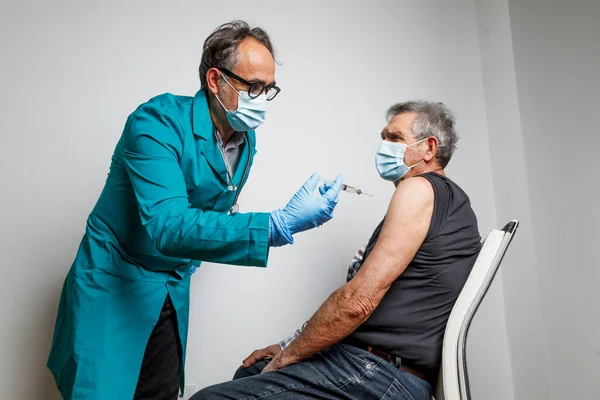 Doctor Vaccinating Patient Hospital Clinic — Stock Photo, Image