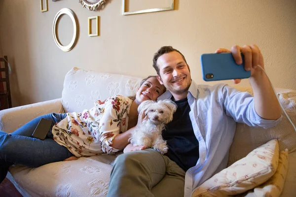 Mutlu Bir Adam Evdeki Kanepede Köpek Tutuyor — Stok fotoğraf