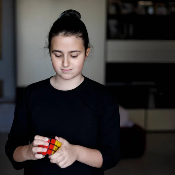年轻的女孩与Rubik的立方体 — 图库照片