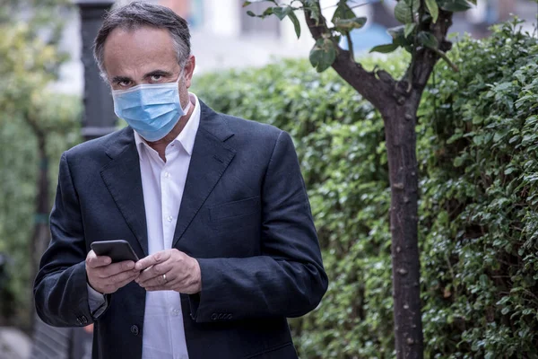 Man Dressed Suit Protective Face Mask Uses His Cellphone Urban — Stock Photo, Image