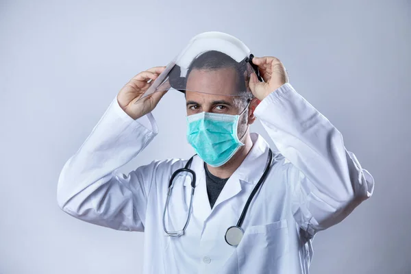 Läkare Med Kirurgisk Mask Och Skyddande Sköld Isolerad Vit Bakgrund — Stockfoto