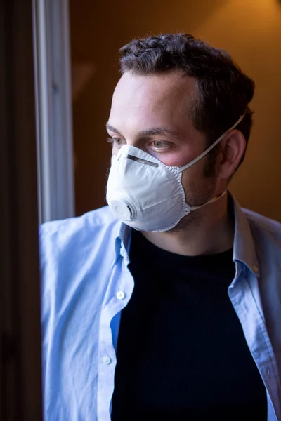 코로나 바이러스 기간에 집에서 의료용 마스크를 남자의 — 스톡 사진