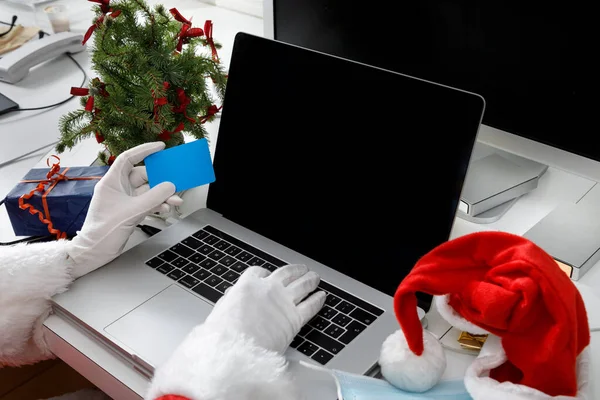 Részletes Santa Claus Kéz Kezében Egy Hitelkártya Készen Áll Hogy — Stock Fotó