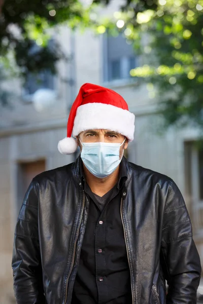 Man Santa Hat Leather Jacket Surgical Mask Urban Met — Stock Photo, Image