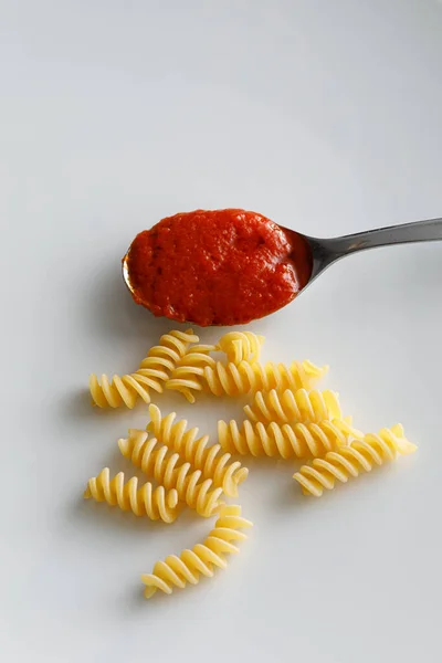 Fusilli Pasta Und Löffel Sauce Isoliert Auf Weißem Hintergrund — Stockfoto