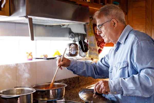 Senior Muž Připravuje Jídlo Kuchyni — Stock fotografie