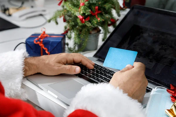 Részletes Santa Claus Kéz Kezében Egy Hitelkártya Készen Áll Hogy — Stock Fotó