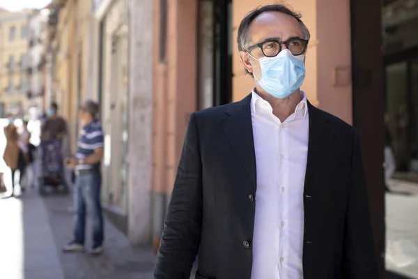 Man Jacket Surgical Face Mask Standing Still City Center Street — Stock Photo, Image