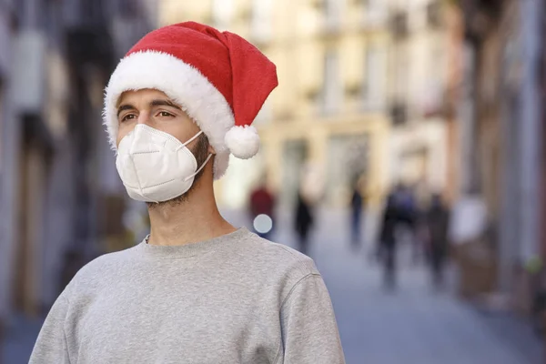 Man Protective Face Mask Santa Claus Hat Standing Outdoors — Stock Photo, Image