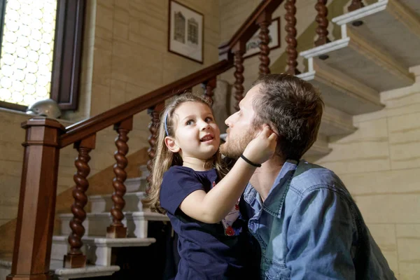 父亲和小女儿在楼梯上 — 图库照片