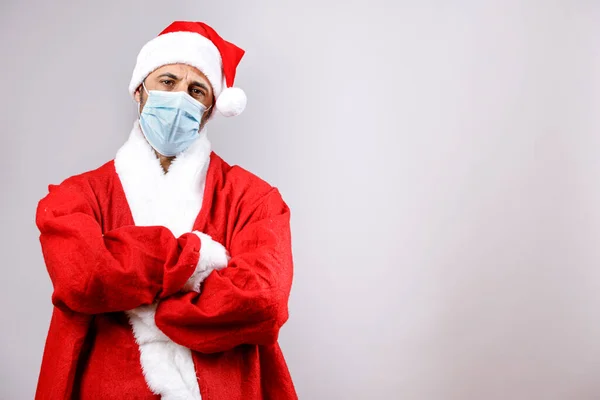 Abbo Christmas Maską Chirurgiczną Krzyżuje Ramiona Izolowane Białym Tle — Zdjęcie stockowe