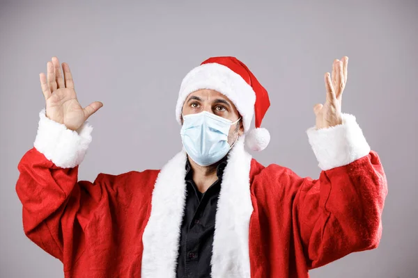 Santa Claus Med Kirurgisk Mask Höjer Armarna Till Himlen Förtvivlan — Stockfoto