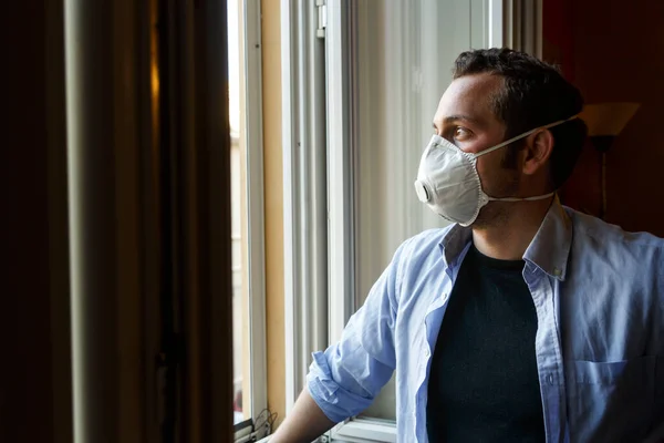 Jeune Homme Avec Masque Sur Fenêtre Coronavirus Quarantaine Isolement Rester — Photo
