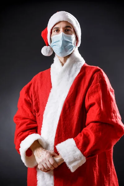 Der Weihnachtsmann Mit Chirurgenmaske Jubelt Siegreich Isoliert Auf Schwarzem Hintergrund — Stockfoto