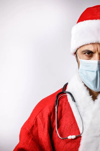 Санта Клаус Хирургической Маске Стетоскопе Вокруг Шеи Выглядит Серьезным Обеспокоенным — стоковое фото