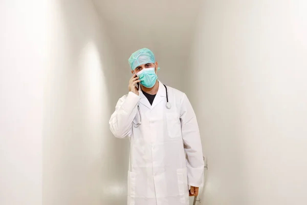 Läkare Med Mask Och Mössa Sjukhusavdelning Talar Mobiltelefon — Stockfoto