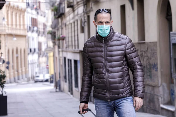 Young Man Medical Mask Face Mask Backpack Walking Street Coronavirus — Stock Photo, Image