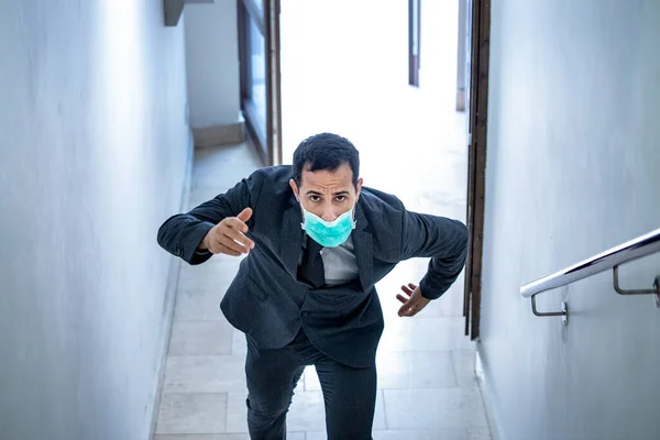 Takım Elbiseli Maskeli Bir Yemlik Merdivenlerden Ofise Koşuyor — Stok fotoğraf