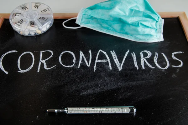 Coronavírus Covid Palavra Escrita Quadro Negro Com Estetoscópio — Fotografia de Stock