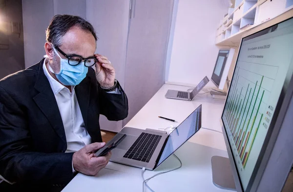 Man Bär Kirurgisk Mask Arbetar Med Bärbar Dator — Stockfoto