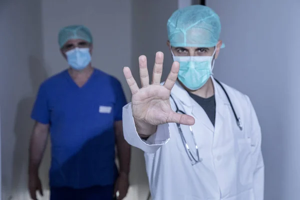 Läkare Vit Rock Och Mask Visar Handflatan Som Stoppskylt Bakgrunden — Stockfoto