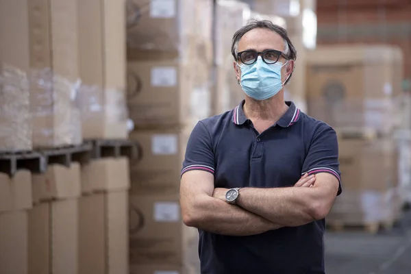 Man Black Glasses Protective Mask Crosses His Arms Warehouse Works — Stock Photo, Image