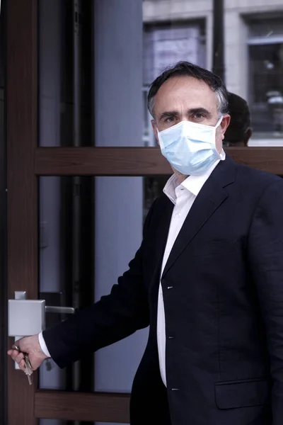 Korunaklı Maskeli Adam Coronavirus Yüzünden Endişeli Bir Şekilde Evinden Ayrılıyor — Stok fotoğraf