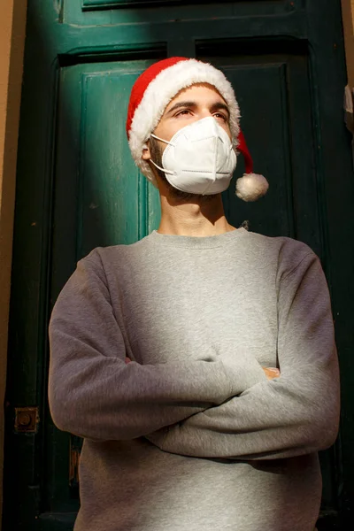 Młody Człowiek Czapce Mikołaja Maską Twarz Czasie Świąt Bożego Narodzenia — Zdjęcie stockowe