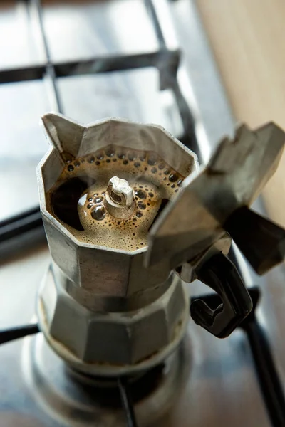 Kaffebryggare Med Kaffebryggare Ovanför Spisen — Stockfoto