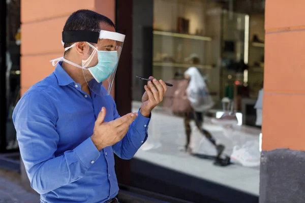 Man Med Casual Klädd Mask Skyddar Sig Staden När Man — Stockfoto