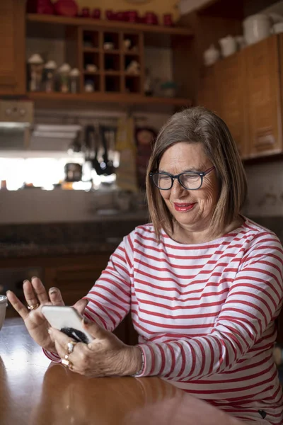 Evinde rahat olan yaşlı bir kadının portresi.