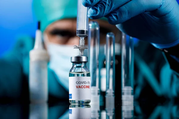 Arzt Mit Mütze Und Latexhandschuhen Holt Den Impfstoff Mit Einer — Stockfoto