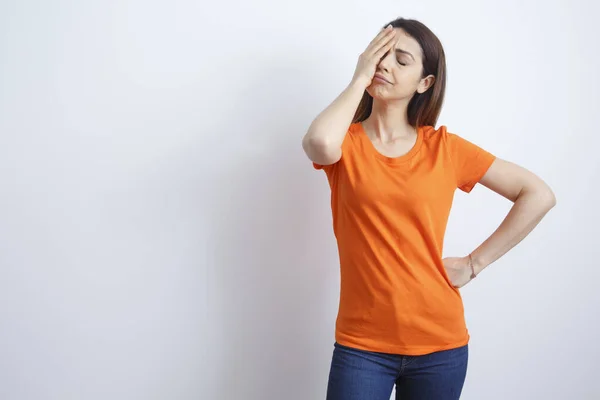 Ragazza Bruna Con Camicia Arancione Disperato Isolato Sfondo Bianco — Foto Stock