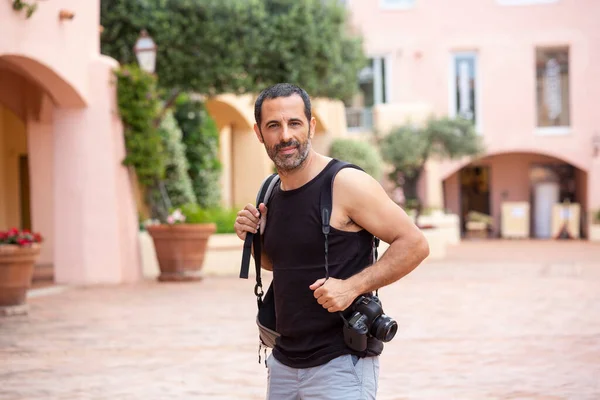 Man Vacation Summer Outfit Walks Village Backpack Camera — Stock Photo, Image