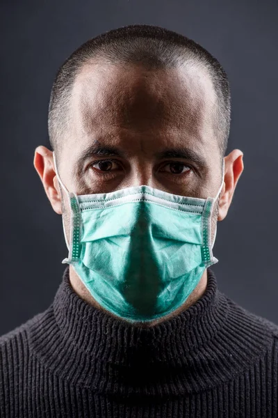Homme Aux Cheveux Rasés Portant Masque Chirurgical Pull Noir Isolé — Photo