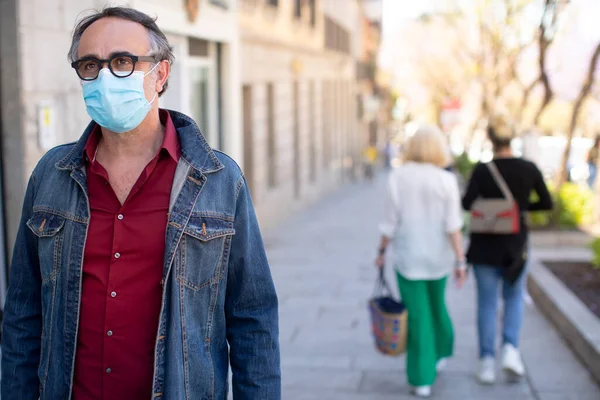 Man Dressed Casually Wearing Face Mask Standing Sidewalk City Landscape — Stock Photo, Image