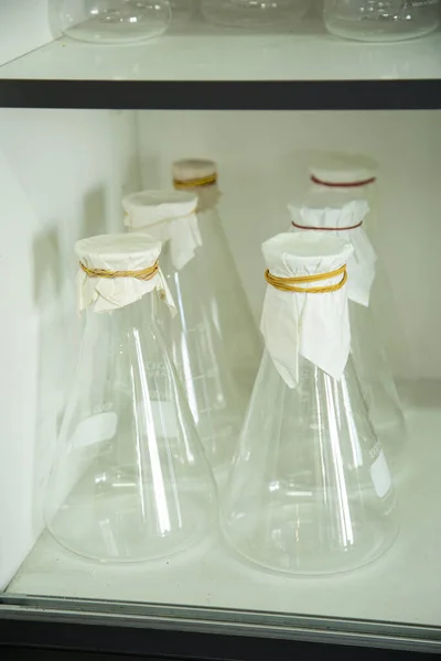 Boş Cam Kaplar Kimya Laboratuarında Kullanılmaya Hazır — Stok fotoğraf
