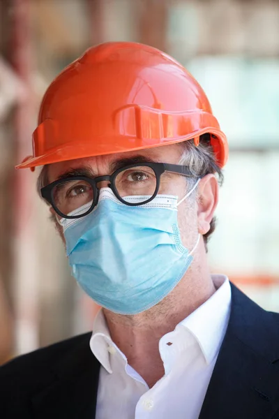 Ingenjör Byggnadsställningen Byggarbetsplats Han Bär Skyddande Hjälm Och Kirurgisk Mask — Stockfoto