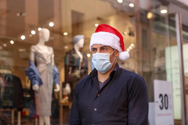 Man Med Santa Hatt Skjorta Jeans Och Kirurgisk Mask Centrum — Stockfoto