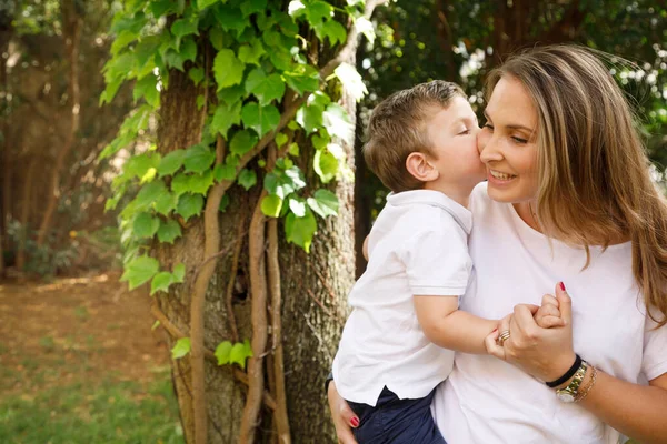 Young Happy Mom Son Hugging Park — Stock Photo, Image