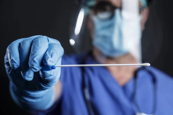 Médico Com Proteção Cirúrgica Jaleco Azul Mostra Swab Faríngeo Isolado — Fotografia de Stock